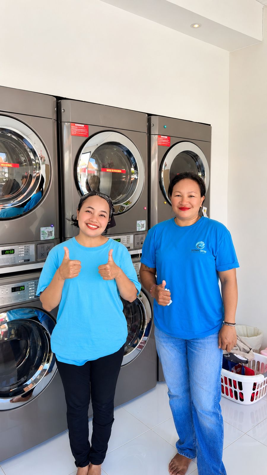 The friendly SonicSpin Laundry team in front of the machines